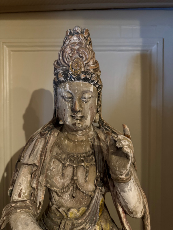 Guanyin in legno intagliato, stile Ming, fine XIX secolo.