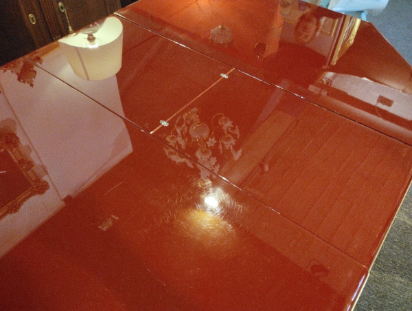 Table - Lacquer - Bordeaux red - Brass - v .1970.