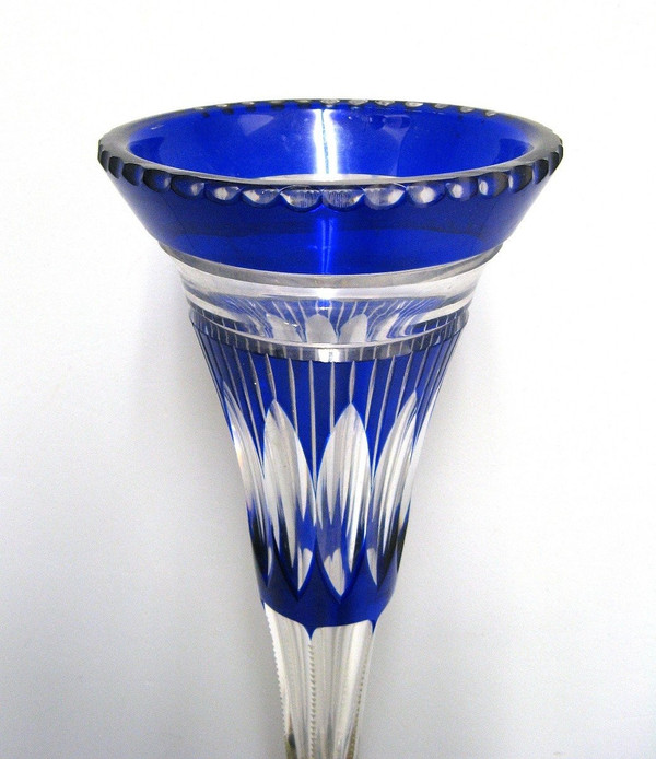 Cut crystal horn vase, 19th century.