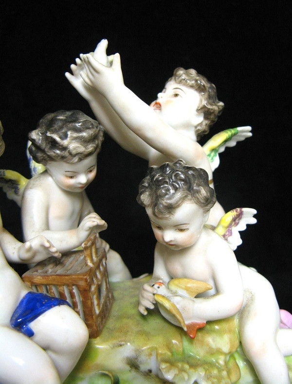 Gruppo di putti con uccelli in porcellana di Rudolstadt.