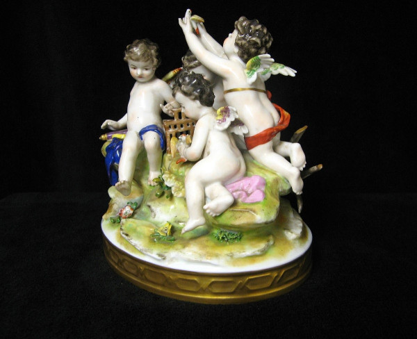 Gruppo di putti con uccelli in porcellana di Rudolstadt.