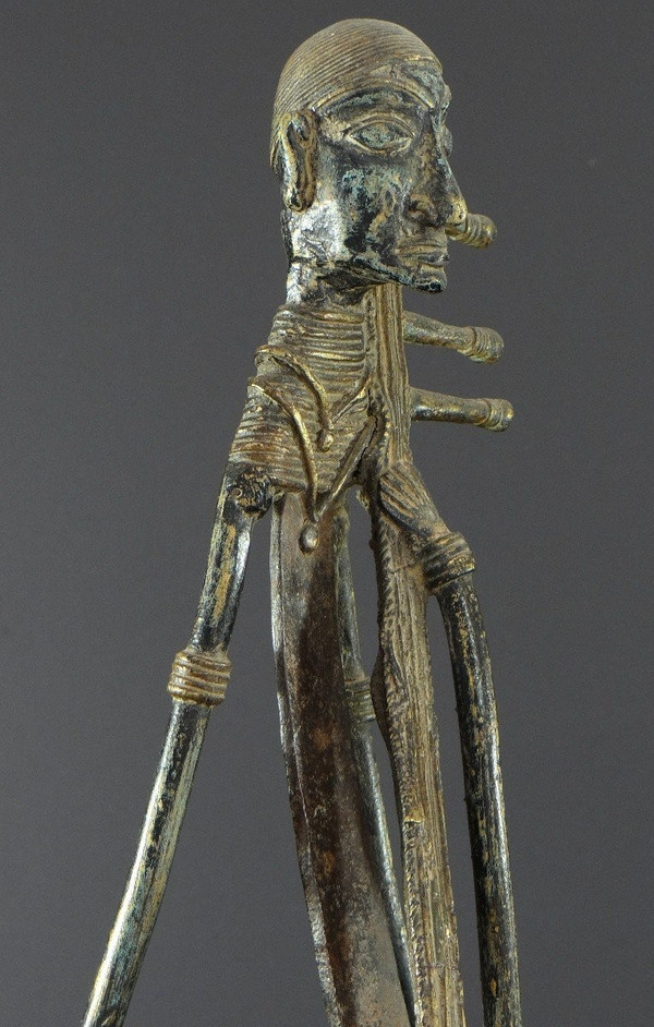 Inde, Début Du XXème Siècle, Rare Et Grande Statue Tribale En Bronze, Joueur De Saranghi.