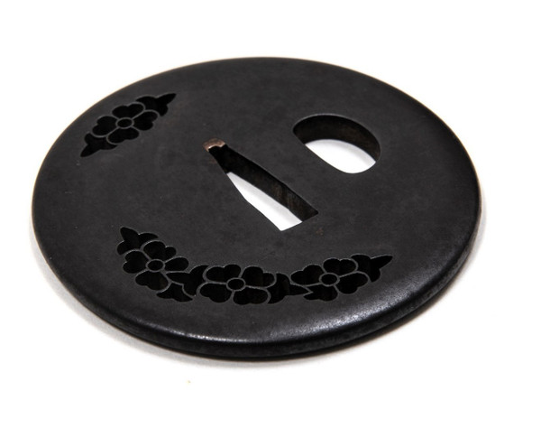 Tsuba signée TATSUTOSHI de l'école Akao