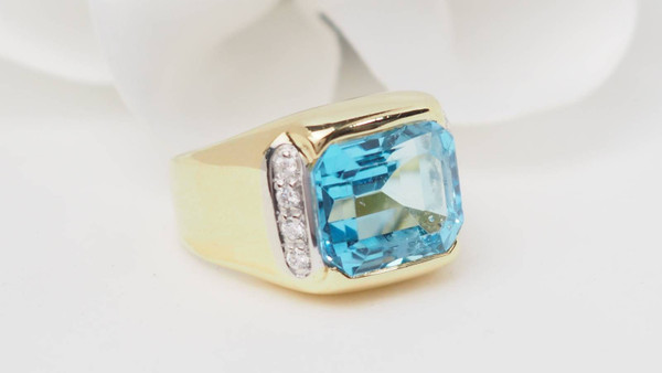 Yellow gold, blue topaz and diamond ring