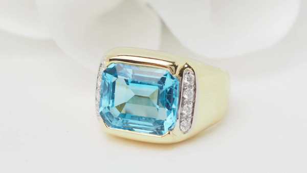 Yellow gold, blue topaz and diamond ring