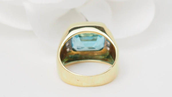 Yellow gold, blue topaz and diamond ring