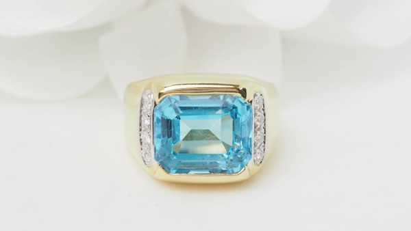 Yellow gold, blue topaz and diamond ring