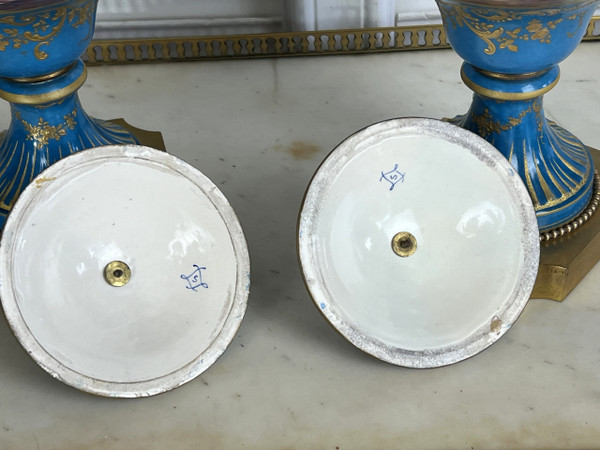 PAIR OF 19TH CENTURY VASES IN SÈVRES PORCELAIN DECORATED WITH GALLANT SCENES