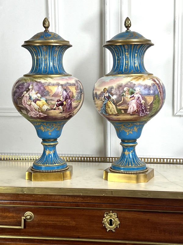 PAIR OF 19TH CENTURY VASES IN SÈVRES PORCELAIN DECORATED WITH GALLANT SCENES