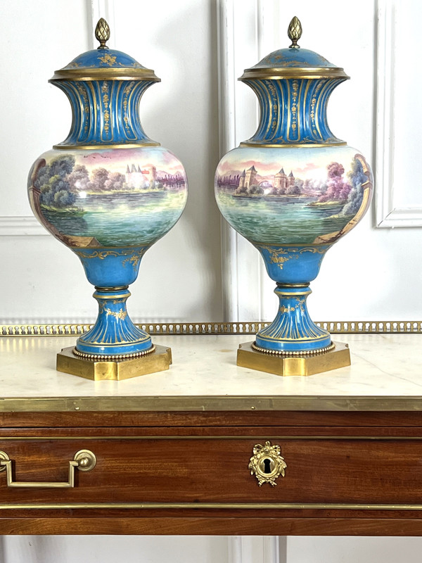 PAIR OF 19TH CENTURY VASES IN SÈVRES PORCELAIN DECORATED WITH GALLANT SCENES