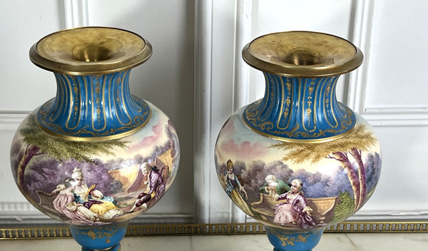 PAIR OF 19TH CENTURY VASES IN SÈVRES PORCELAIN DECORATED WITH GALLANT SCENES