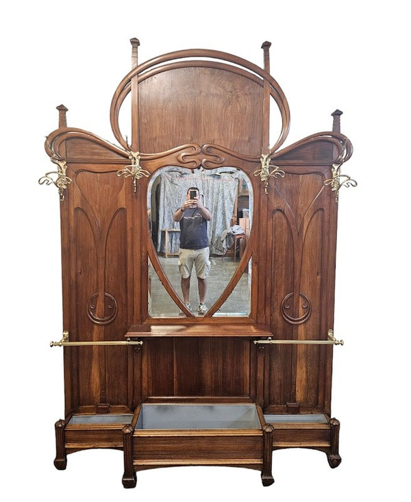 Important Art Nouveau Cloakroom “Coups de Fouet”