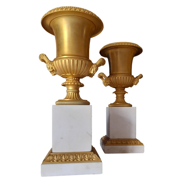 Pair of Medici vases on white marble base 