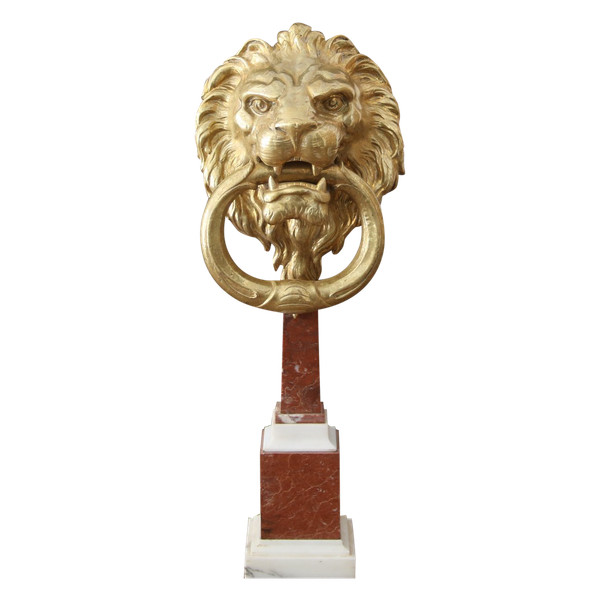 Gilt bronze knocker with lion's head, work from the 20th century.