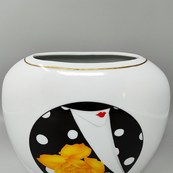 Vaso in porcellana Gogeous degli anni '70 di R. Ortol per Limoges. Prodotto in Francia