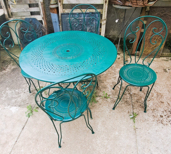 Salon de jardin en fer forgé suite de quatre chaises et une table année 60