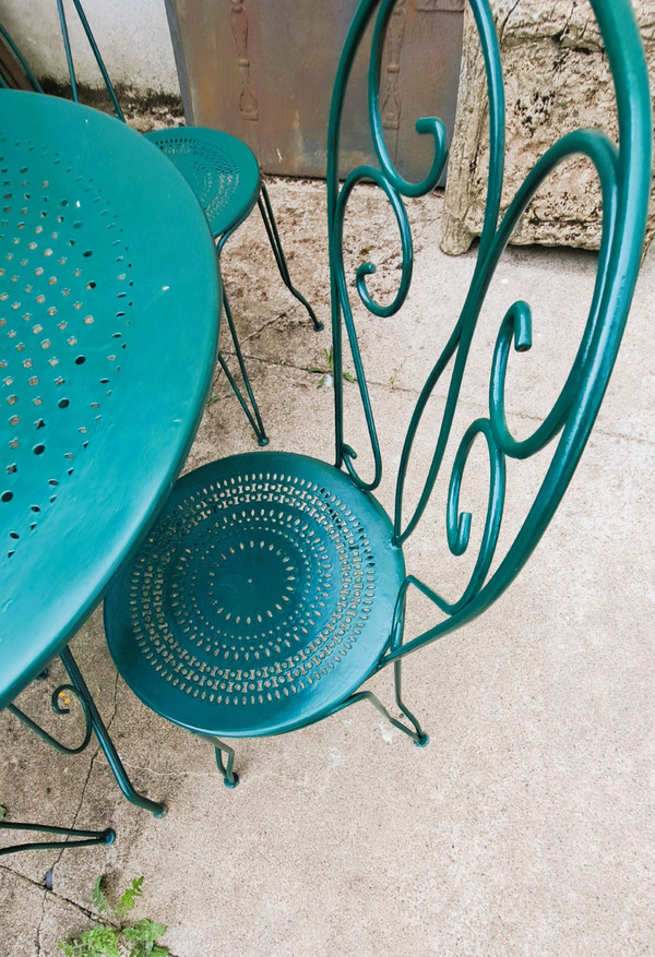 Salon de jardin en fer forgé suite de quatre chaises et une table année 60