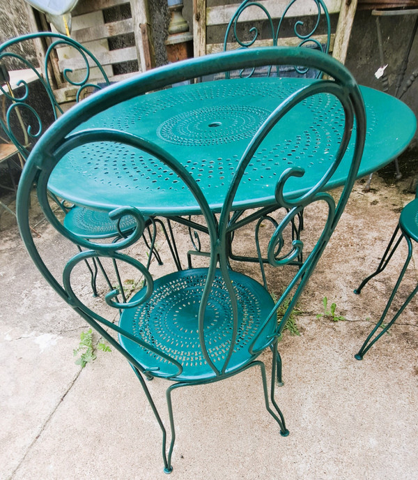 Salon de jardin en fer forgé suite de quatre chaises et une table année 60