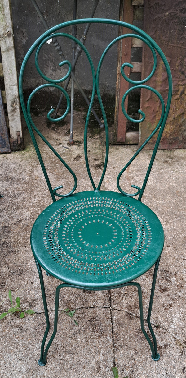 Salon de jardin en fer forgé suite de quatre chaises et une table année 60