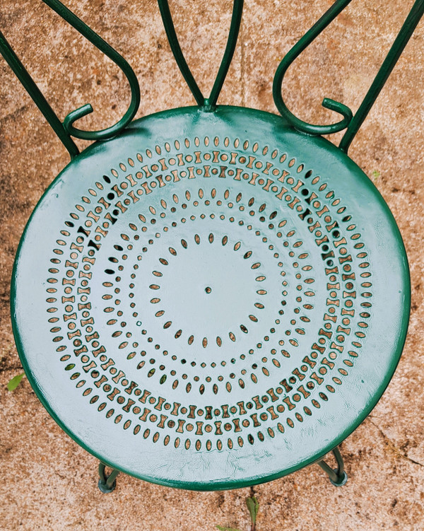 Salon de jardin en fer forgé suite de quatre chaises et une table année 60