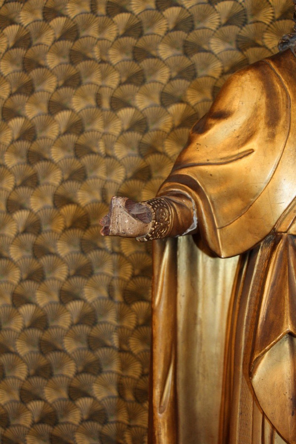 Grande statua in legno dorato del XVIII secolo raffigurante un santo vescovo con baldacchino rimovibile