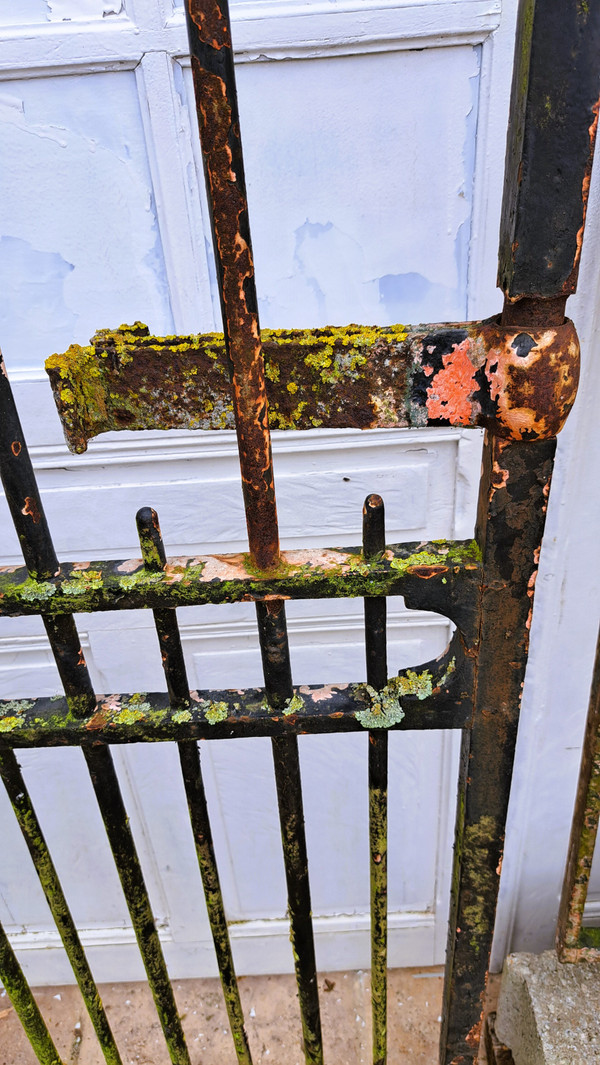 18th century round and square iron 2 leaf gate