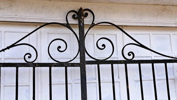 18th century round and square iron 2 leaf gate