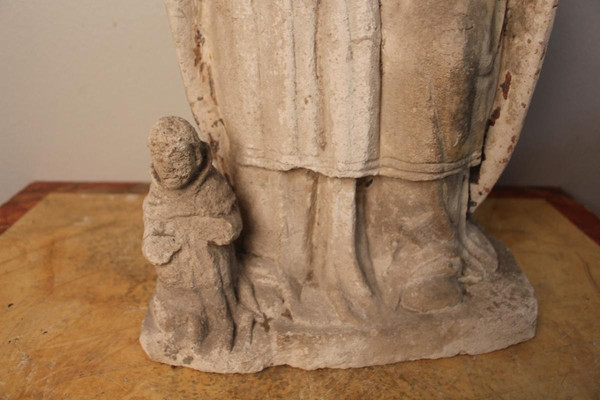 Statua in pietra raffigurante un vescovo o un santo del XVII secolo