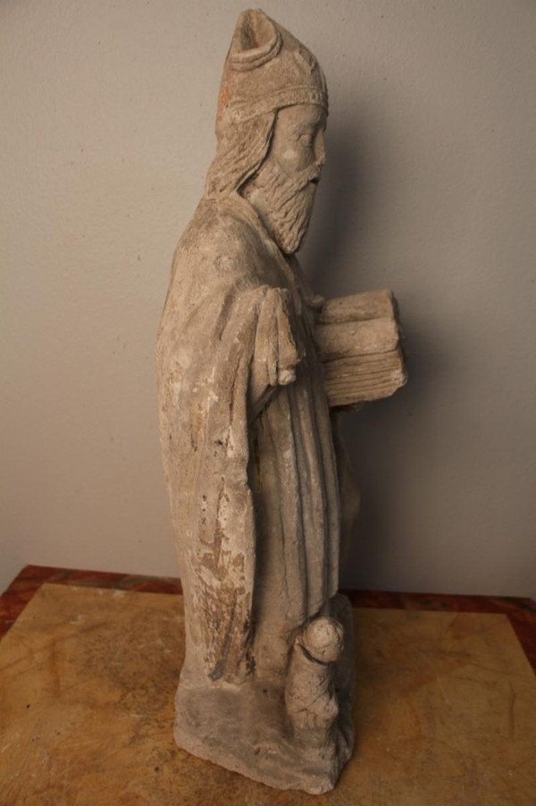 Statua in pietra raffigurante un vescovo o un santo del XVII secolo