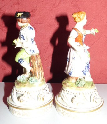 Coppia di figure decorative firmate Meissen