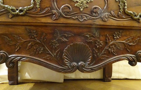 Small Provençal Sauteuse Chest of Drawers Walnut Carved Bronze Shells 18th century