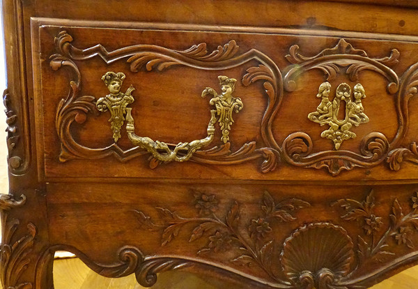 Small Provençal Sauteuse Chest of Drawers Walnut Carved Bronze Shells 18th century