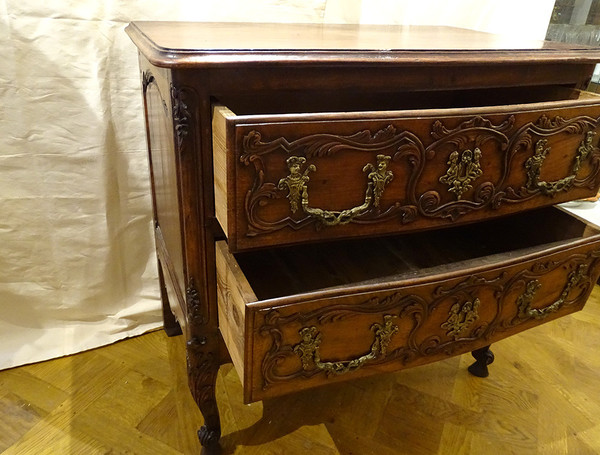 Small Provençal Sauteuse Chest of Drawers Walnut Carved Bronze Shells 18th century