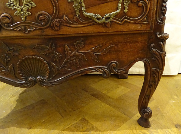 Small Provençal Sauteuse Chest of Drawers Walnut Carved Bronze Shells 18th century