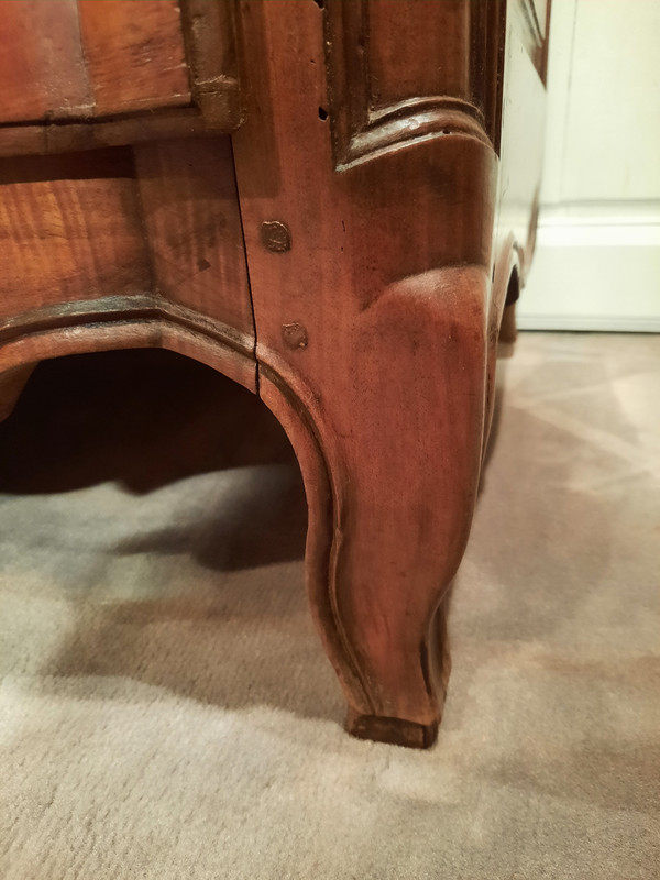 Provencal walnut chest of drawers from the 18th century.