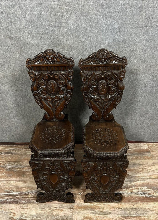 Pair of Venetian "sgabelli" chairs in richly carved walnut