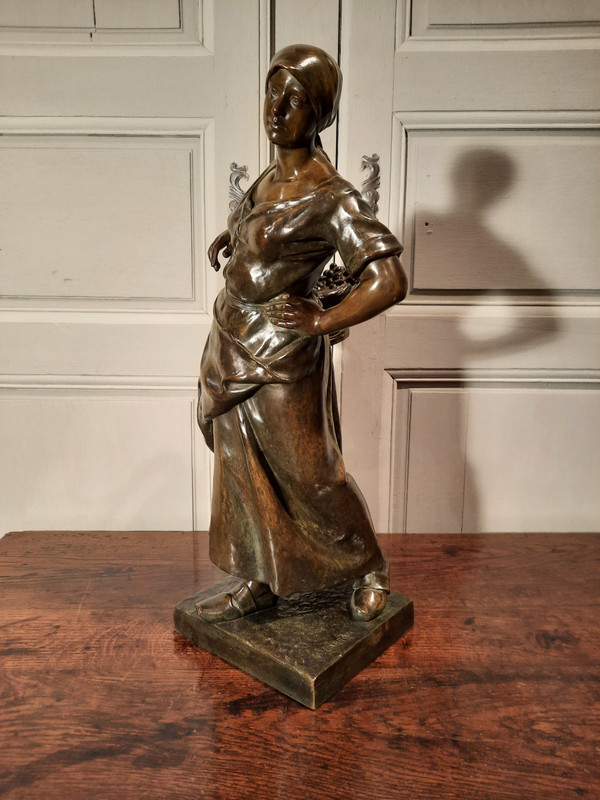 Bronze mit der Darstellung „La Vendangeuse“, signiert von Antonin Larroux (1859-1937).