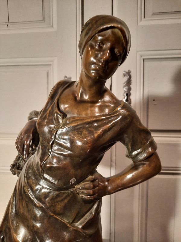 Bronze mit der Darstellung „La Vendangeuse“, signiert von Antonin Larroux (1859-1937).