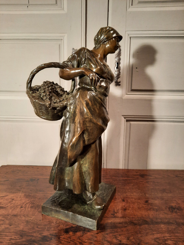 Bronze mit der Darstellung „La Vendangeuse“, signiert von Antonin Larroux (1859-1937).