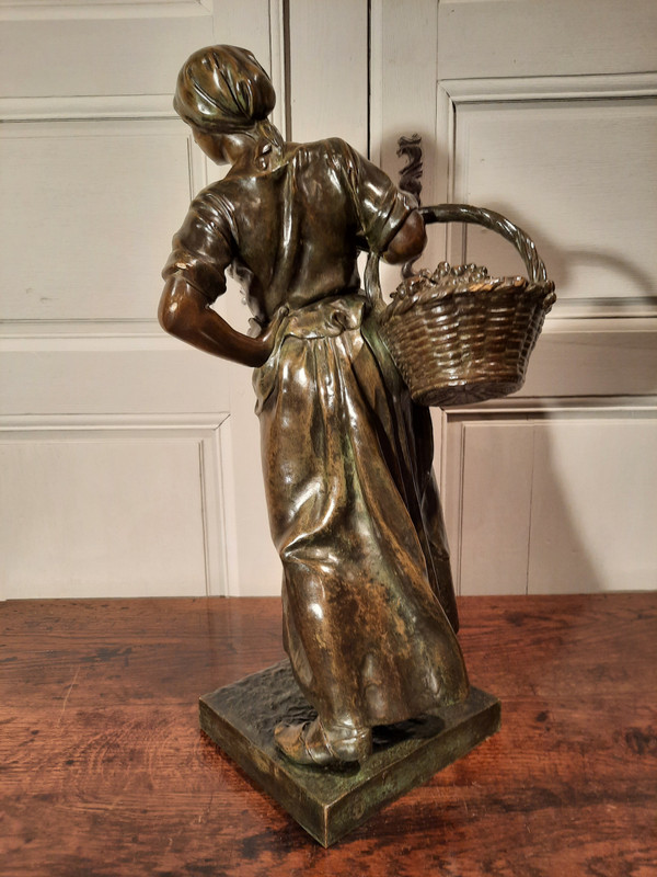 Bronze mit der Darstellung „La Vendangeuse“, signiert von Antonin Larroux (1859-1937).