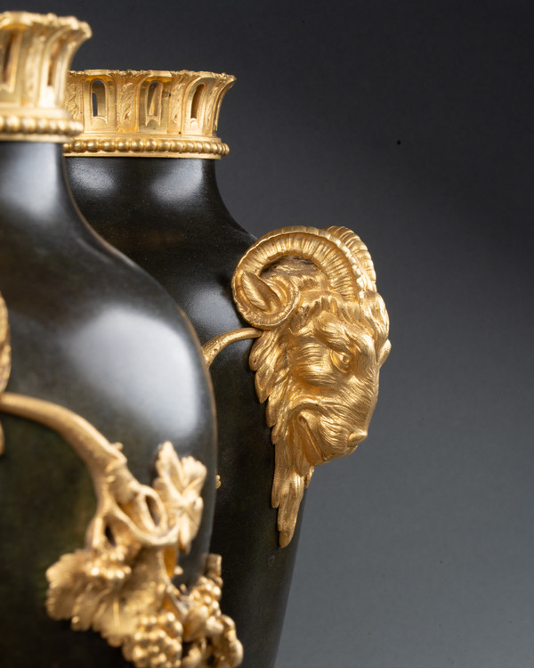 Paire de vases néoclassiques en bronze et bronze doré, fin XIXe / début XXe siècle 