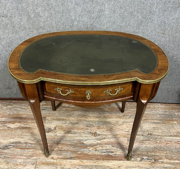 Bureau de forme rognon style Louis XV en marqueterie toutes faces vers 1850. 