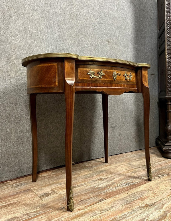 Bureau de forme rognon style Louis XV en marqueterie toutes faces vers 1850. 