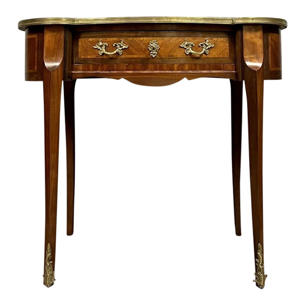 Bureau de forme rognon style Louis XV en marqueterie toutes faces vers 1850. 