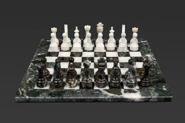 Ensemble de jeu d'échecs en marbre noir zébré et blanc;