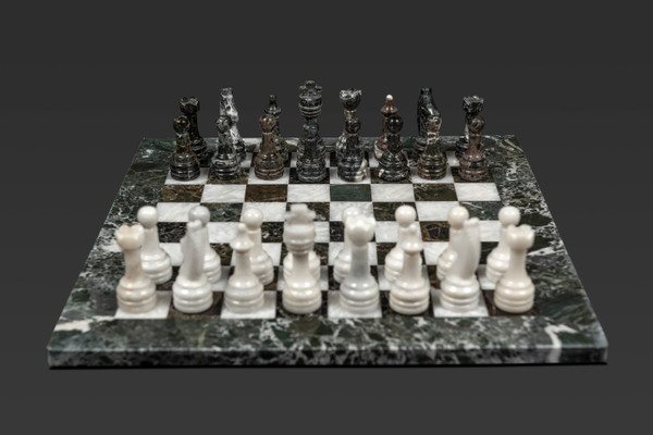 Ensemble de jeu d'échecs en marbre noir zébré et blanc;