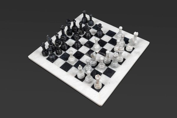 Gioco di scacchi in marmo bianco e nero: un simbolo di sofisticazione: