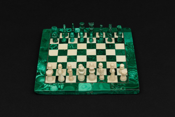 Petit plateau carré d’échecs en malachite et en marbre :