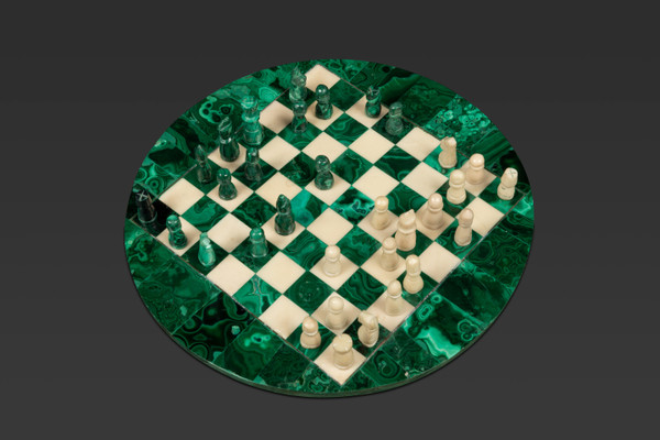 Petit plateau rond d’échecs en malachite et en marbre :