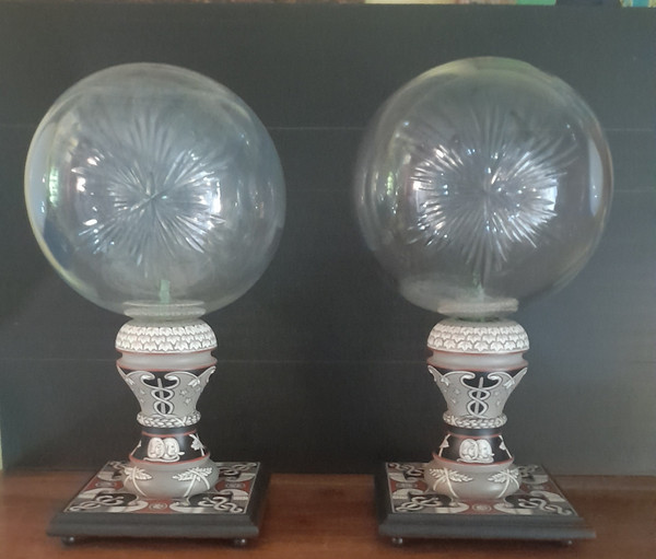 Anciennes boules de cristal pharmacie pour le parfum socles d'exceptions